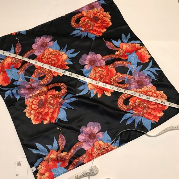 Urban Outfitters Bandana Headscarf Snake Floral - Picture 3 of 6